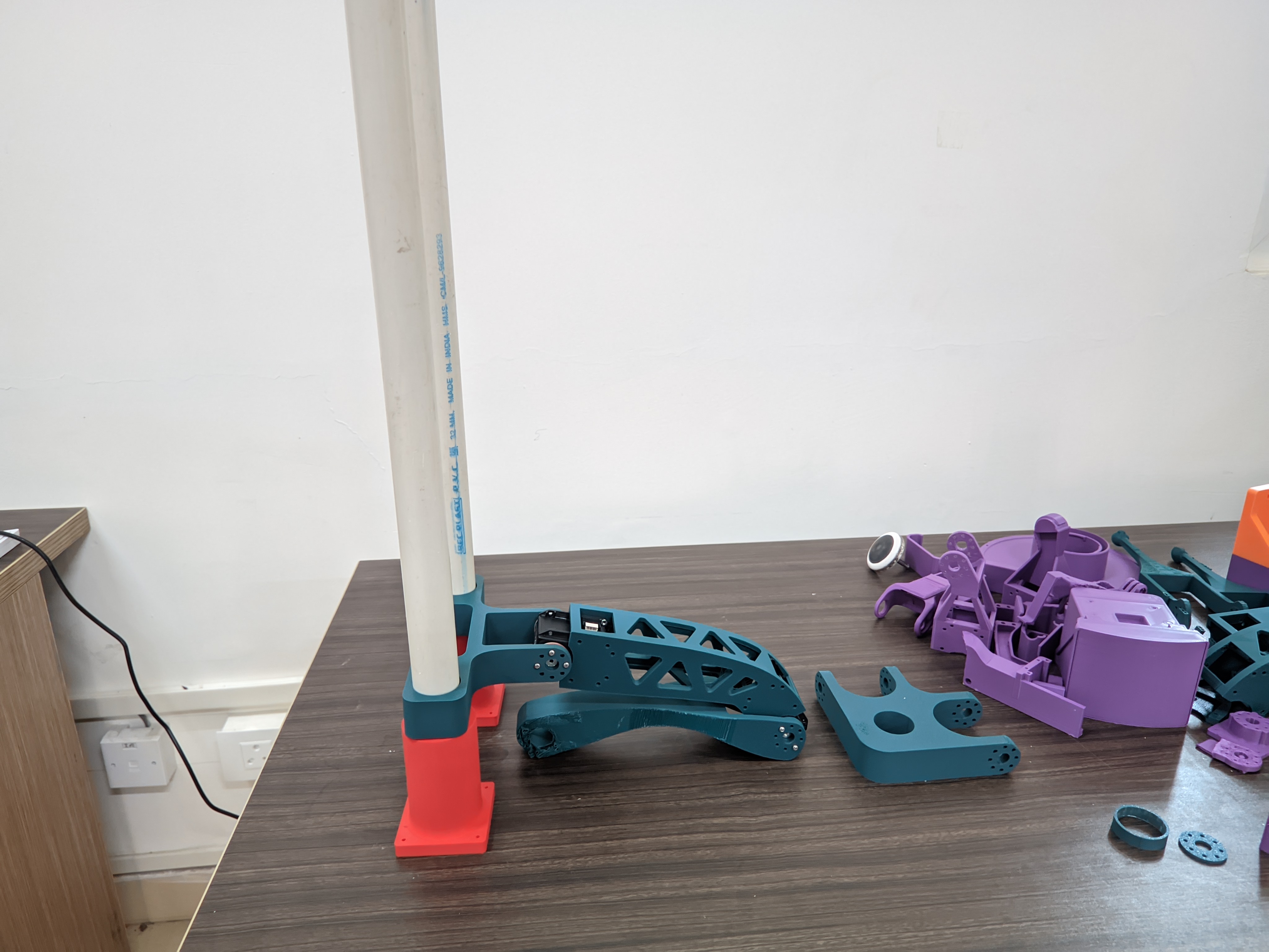 Quadruped leg mechanism design